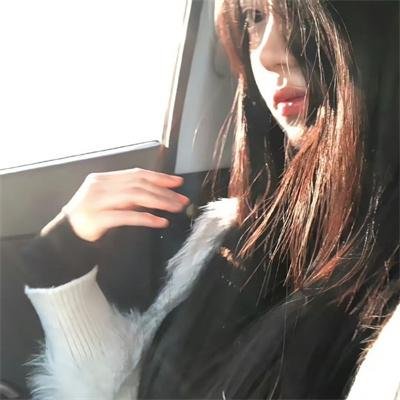 穿黄睡衣的女孩